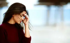 افرادی که به اندازه کافی به خودشان اعتماد ندارند این 12 فکر منفی را تجربه می کنند