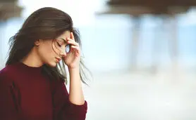 افرادی که به اندازه کافی به خودشان اعتماد ندارند این 12 فکر منفی را تجربه می کنند