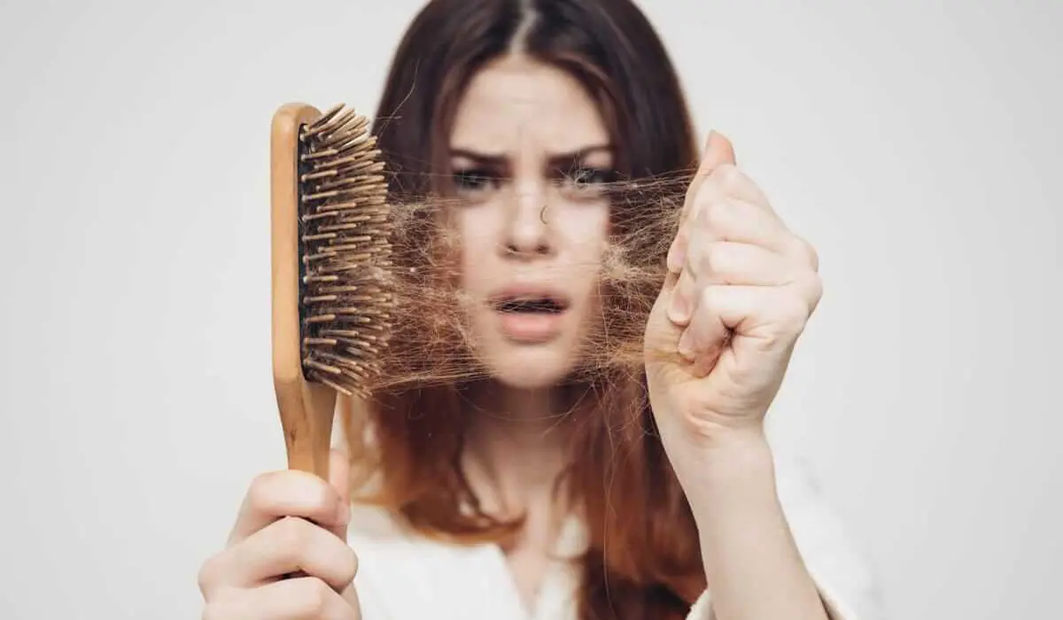 علت‌های اصلی ریزش موی جلوی سر در زنان چیست؟