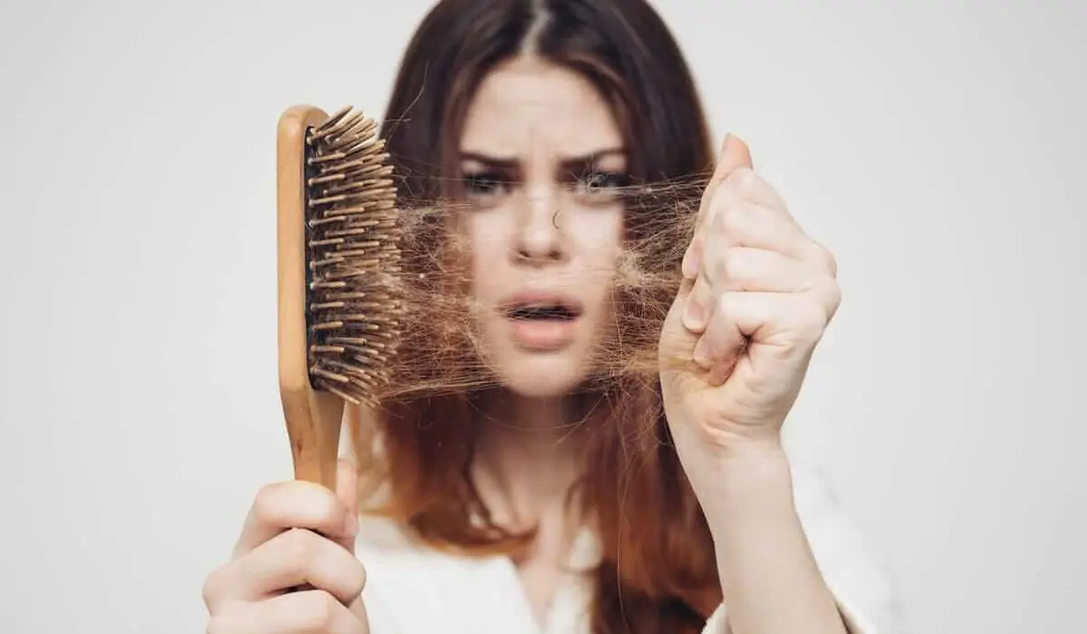 علت‌های اصلی ریزش موی جلوی سر در زنان چیست؟