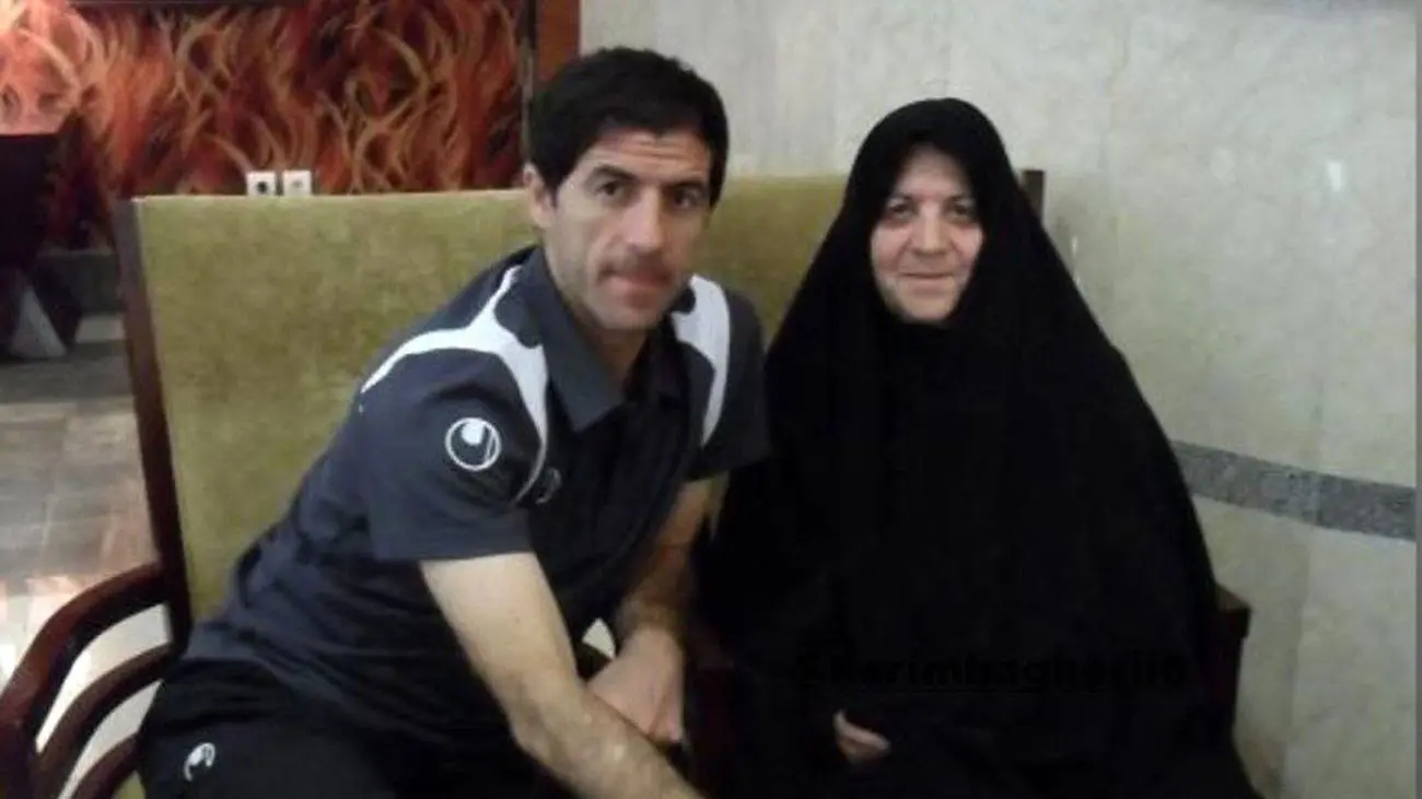 کریم باقری در کنار مادر + عکس دیده نشده