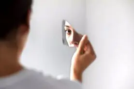 این 10 رفتار نشانه عزت نفس پایین است!
