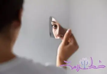 آیا آینه می‌تواند عزت‌ نفس را افزایش دهد؟ + شواهد علمی پشت یک تکنیک درمانی چیست؟