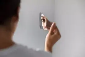این 10 رفتار نشانه عزت نفس پایین است!
