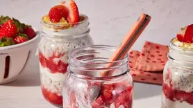 طرز تهیه کیک پنیری توت فرنگی با جو دوسر شبانه