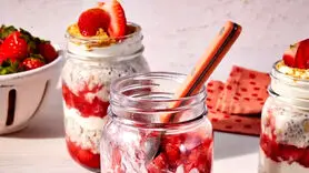 طرز تهیه کیک پنیری توت فرنگی با جو دوسر شبانه