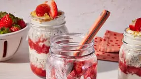 طرز تهیه کیک پنیری توت فرنگی با جو دوسر شبانه