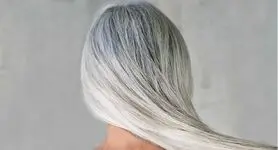 7 مزیت رنگ نکردن مو‌های خاکستری 