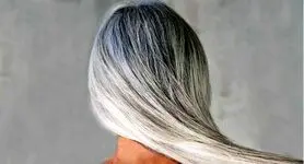 7 مزیت رنگ نکردن مو‌های خاکستری 