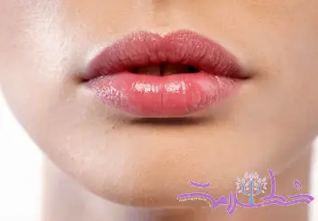 بدون ژل با ۳ روش خانگی لب های تان را برجسته کنید