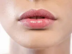 بدون ژل با ۳ روش خانگی لب های تان را برجسته کنید