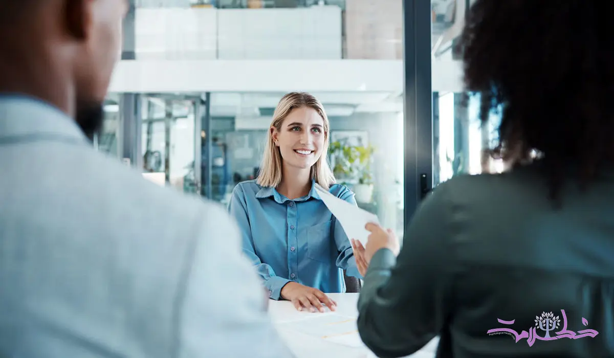 ۵ اشتباه زبان بدن که باید در مصاحبه از آنها اجتناب کنید