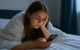 نوجوانت مدام در گوشی است؟ پشت این اسکرول بی پایان ممکن است یک زنگ خطر روانی باشد