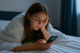 نوجوانت مدام در گوشی است؟ پشت این اسکرول بی پایان ممکن است یک زنگ خطر روانی باشد