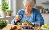 تغذیه و آلزایمر؛ آیا آنچه می‌خوریم واقعاً می‌تواند از مغز محافظت کند؟