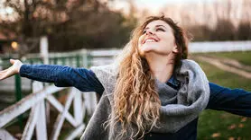  چگونه وقتی دنیا تاریک و گران است، شادتر باشیم؟