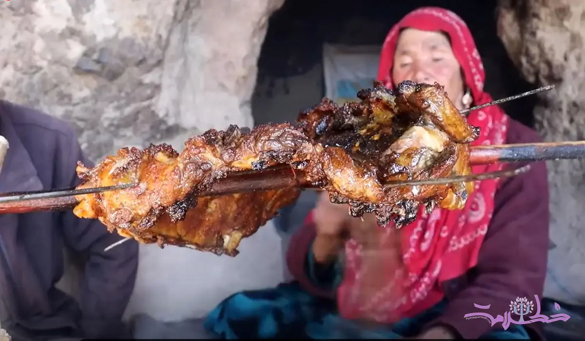 غذای خوشپخت؛ پیرزن پیرمرد افغان روی ذغال پختن جذاب دنده کباب 