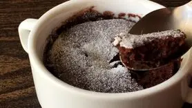 فیلم / طرز تهیه کیک فنجانی شکلاتی در 1 دقیقه + با طعمی فوق العاده
