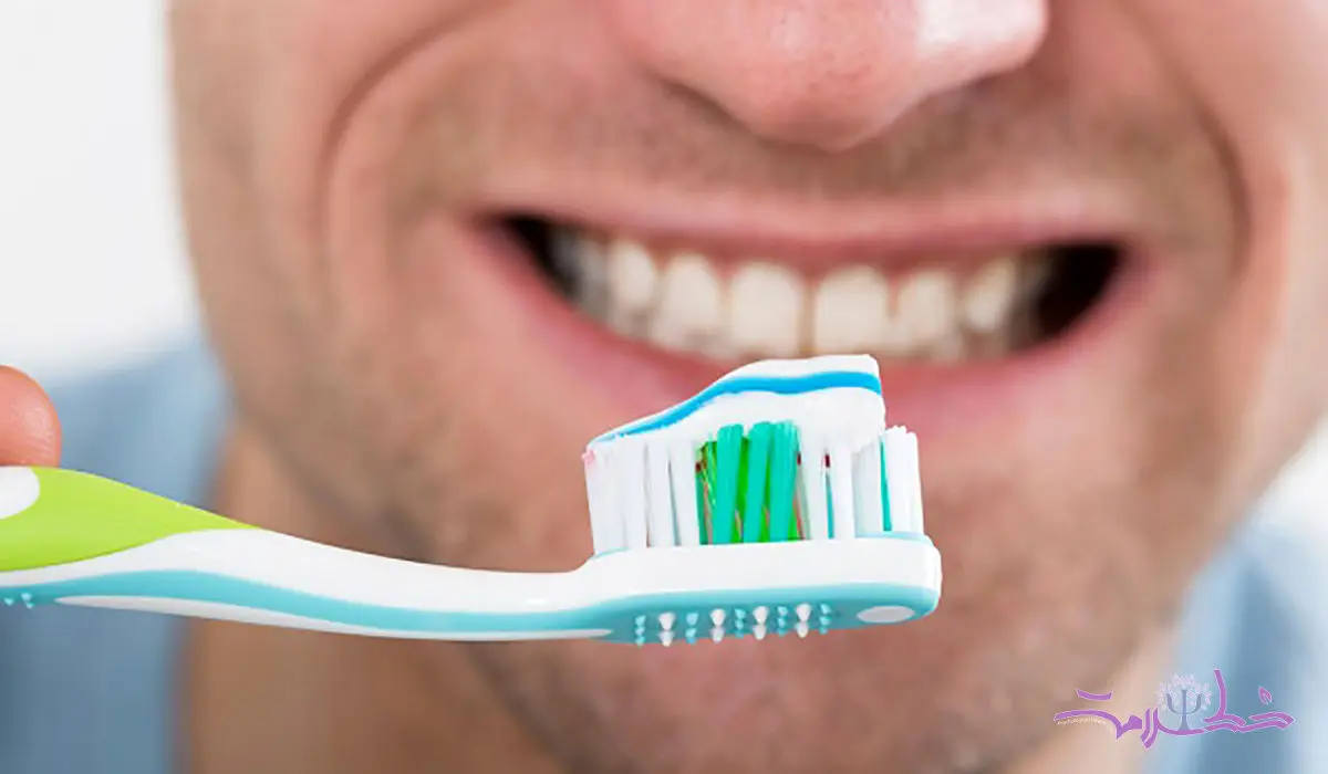چرا نباید بعد از مسواک زدن دهان خود را بشویید؟ 