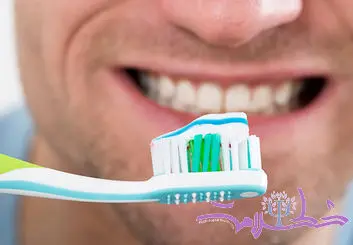 چرا نباید بعد از مسواک زدن دهان خود را بشویید؟ 