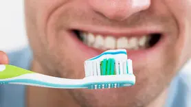 چرا نباید بعد از مسواک زدن دهان خود را بشویید؟ 