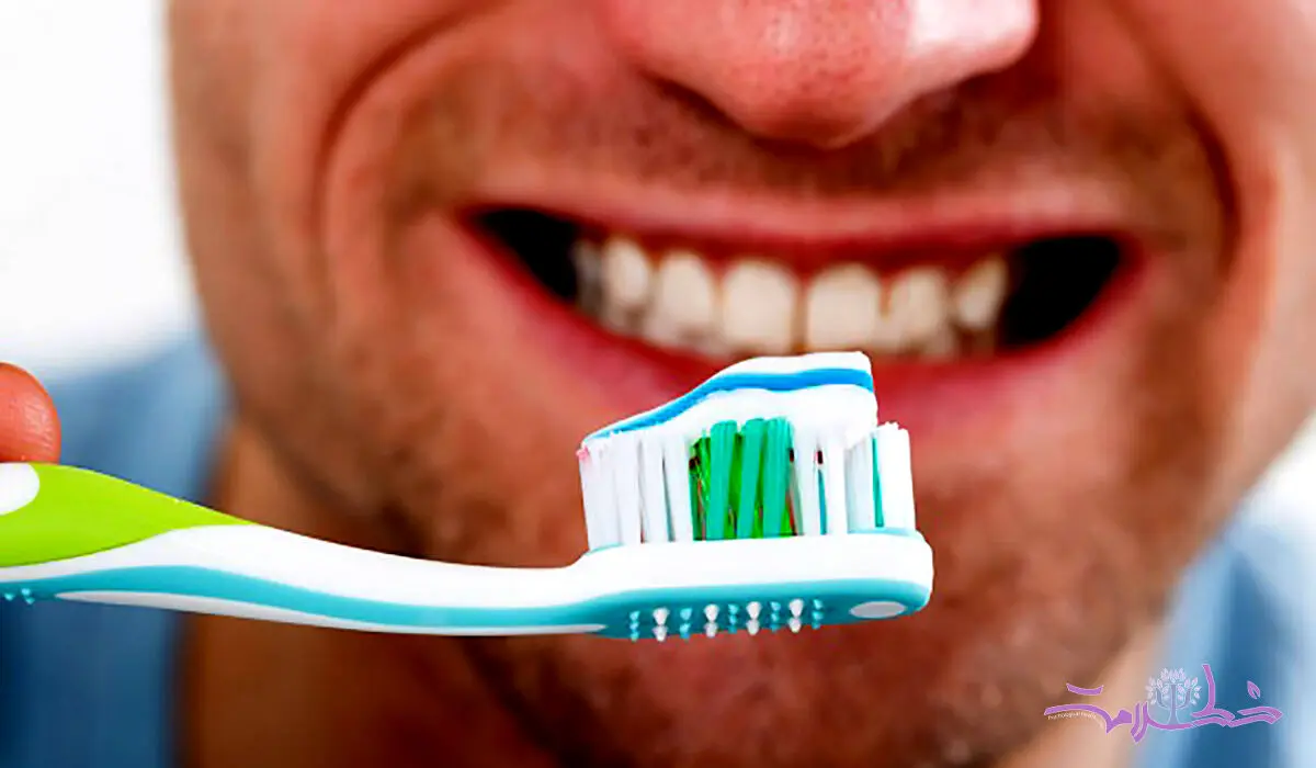 چرا نباید بعد از مسواک زدن دهان خود را بشویید؟ 