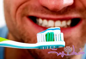 چرا نباید بعد از مسواک زدن دهان خود را بشویید؟ 