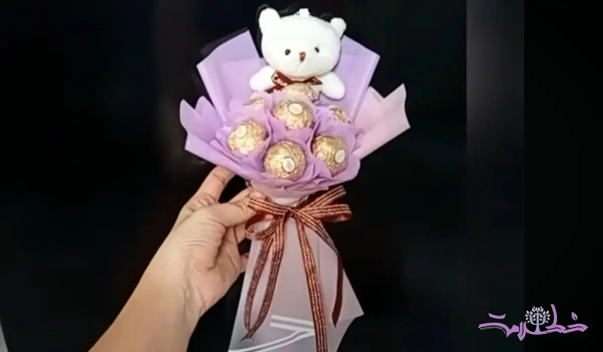 فیلم/ آموزش تهیه دسته گل شکلاتی با عروسک + هدیه روز ولنتاین