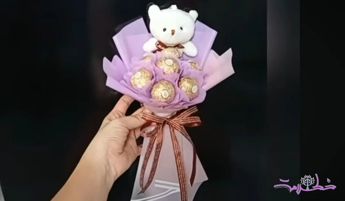 فیلم/ آموزش تهیه دسته گل شکلاتی با عروسک + هدیه روز ولنتاین