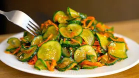 فیلم/ طرز تهیه سالاد خیار با سس مخصوص برای کاهش وزن + فوری و ارزان