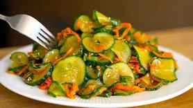 فیلم/ طرز تهیه سالاد خیار با سس مخصوص برای کاهش وزن + فوری و ارزان