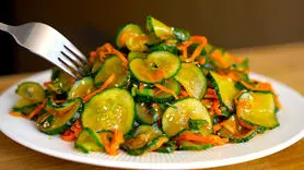فیلم/ طرز تهیه سالاد خیار با سس مخصوص برای کاهش وزن + فوری و ارزان