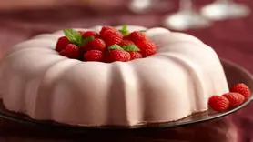 طرز تهیه دسر ساتنی با توت فرنگی + عصرانه ای جذاب و ارزان