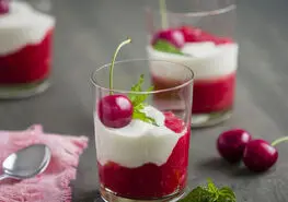 طرز تهیه پودینگ با سس آلبالو مجلسی و خوشمزه