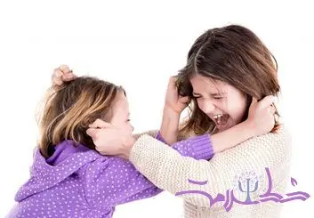 چرا فرزندم جیغ می زند، مو می کشد و نیشگون می گیرد؟ + دلایل و نحوه مواجهه