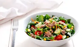 نحوه تهیه سالاد تن ماهی و لوبیا به سبک انگلیسی ها / شام فوری و ارزان