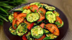 فیلم/ طرز تهیه سالاد گوجه و کدوسبز رژیمی + فوری و ارزان بدون گوشت