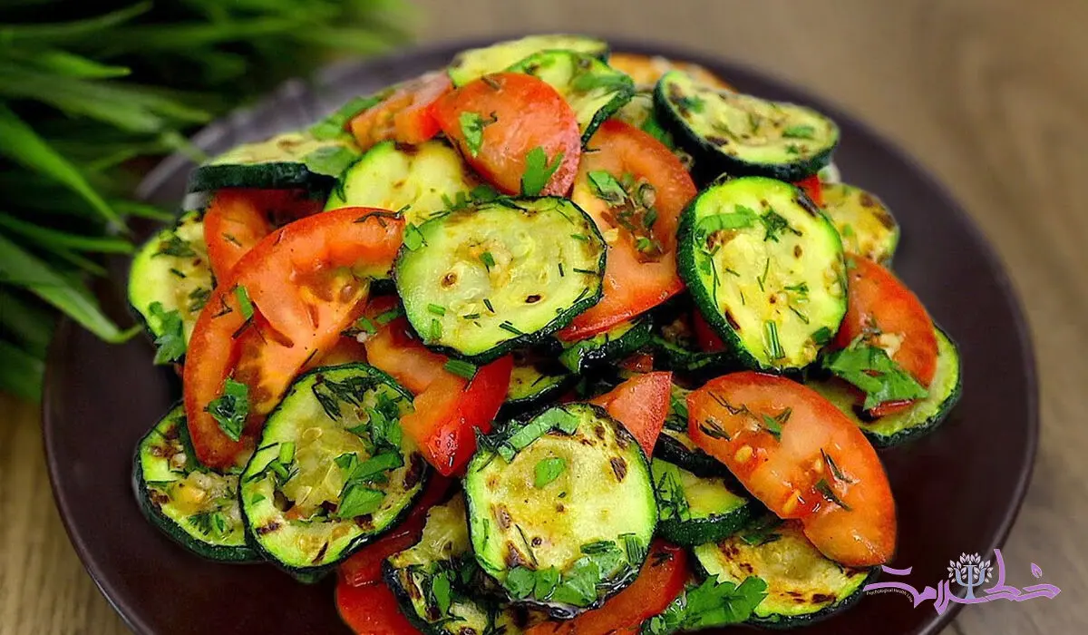فیلم/ طرز تهیه سالاد گوجه و کدوسبز رژیمی + فوری و ارزان بدون گوشت
