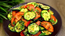 فیلم/ طرز تهیه سالاد گوجه و کدوسبز رژیمی + فوری و ارزان بدون گوشت