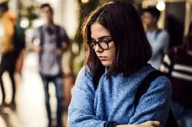 علائم شناسایی اختلال شخصیت اسکیزوئید یا گوشه‌گیر 