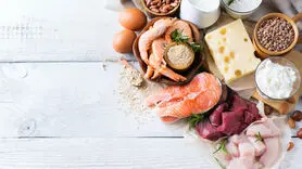 در روز چقدر باید پروتئین مصرف کنید؟ + نیاز به پروتئین بر اساس سن