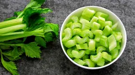 فیلم/ روش صحیح خرد کردن کرفس + طرز تهیه سالاد کرفس و گوجه با سس مخصوص