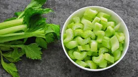 فیلم/ روش صحیح خرد کردن کرفس + طرز تهیه سالاد کرفس و گوجه با سس مخصوص