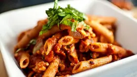 طرز تهیه پاستا پنیری با عطر ریحان