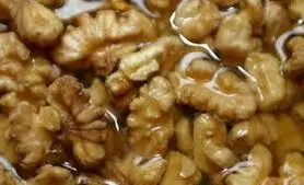 خیساندن گردو در آب در برابر خیساندن در شیر: کدام یک سالم تر است؟ 